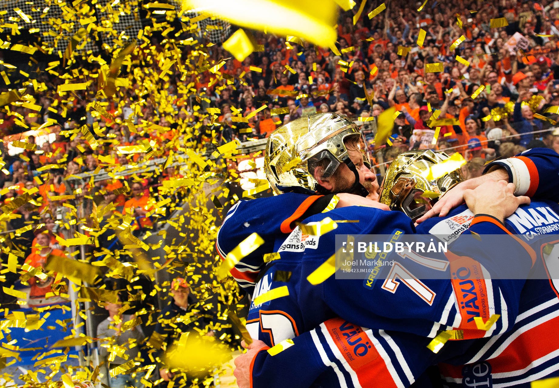 Växjös Tomi Kallio och Josh Hennessy kramar om varandra