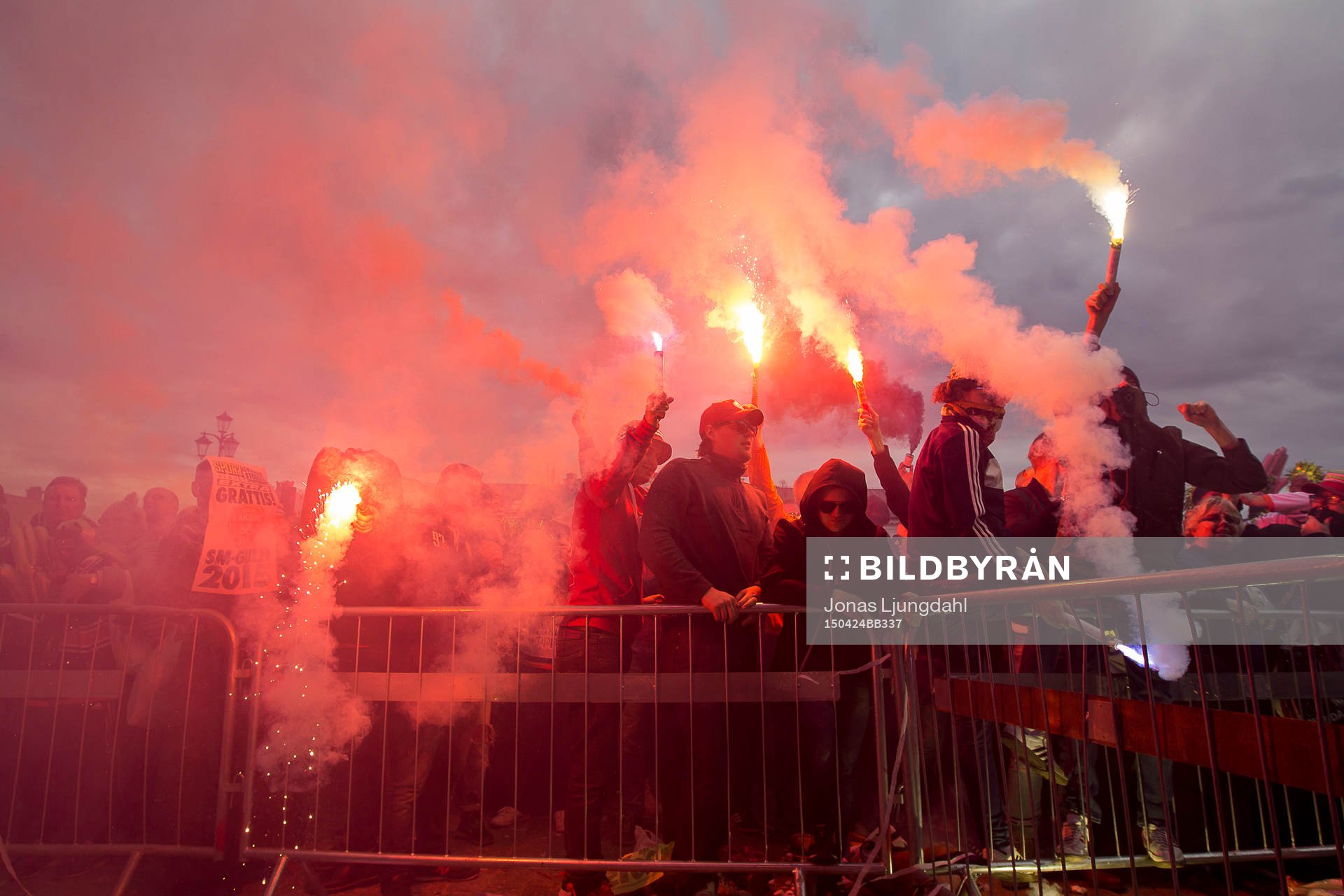 Några supportrar eldar bengaler när Växjö firar SM-guld