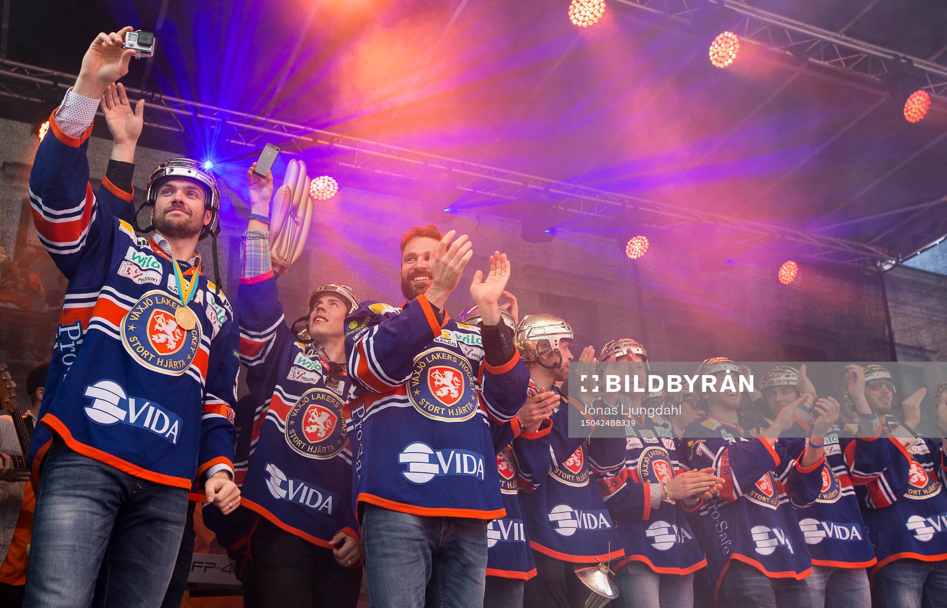 Laget tar emot publiken hyllning när Växjö firar SM-guld