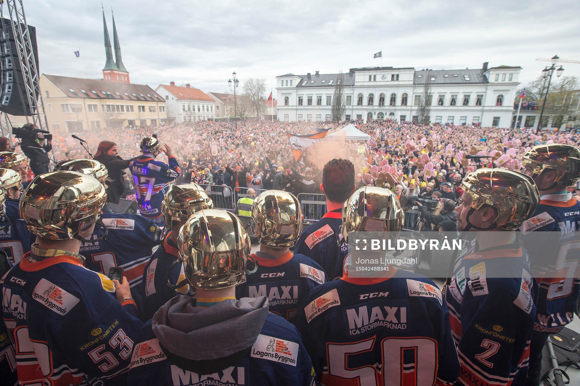 Laget tar emot publiken hyllning när Växjö firar SM-guld