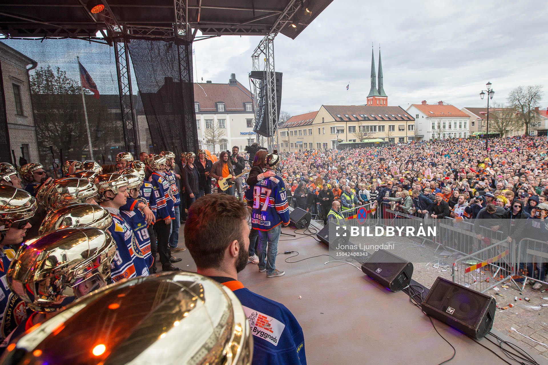 Laget tar emot publiken hyllning när Växjö firar SM-guld
