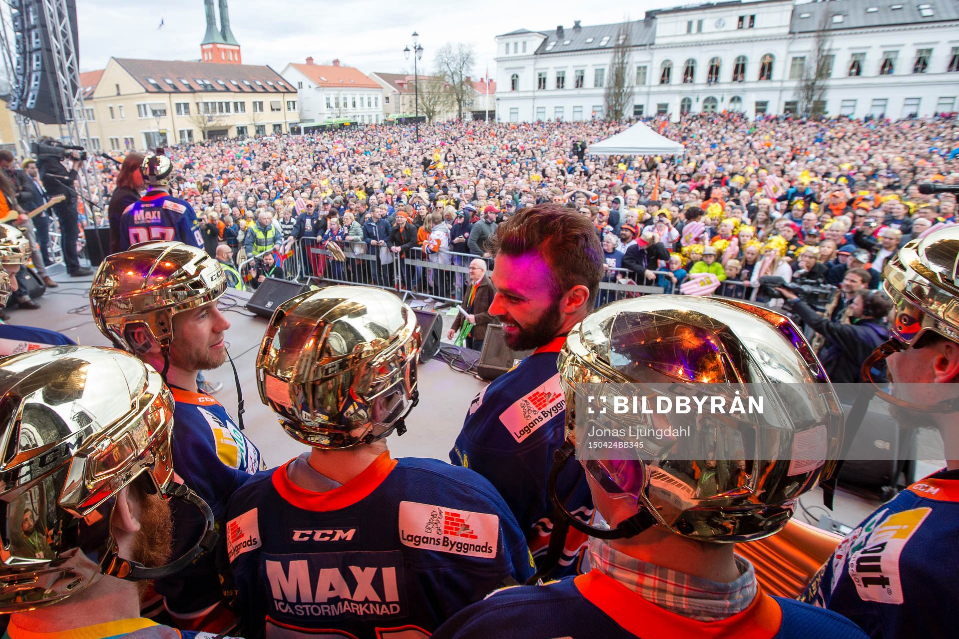Laget tar emot publiken hyllning när Växjö firar SM-guld