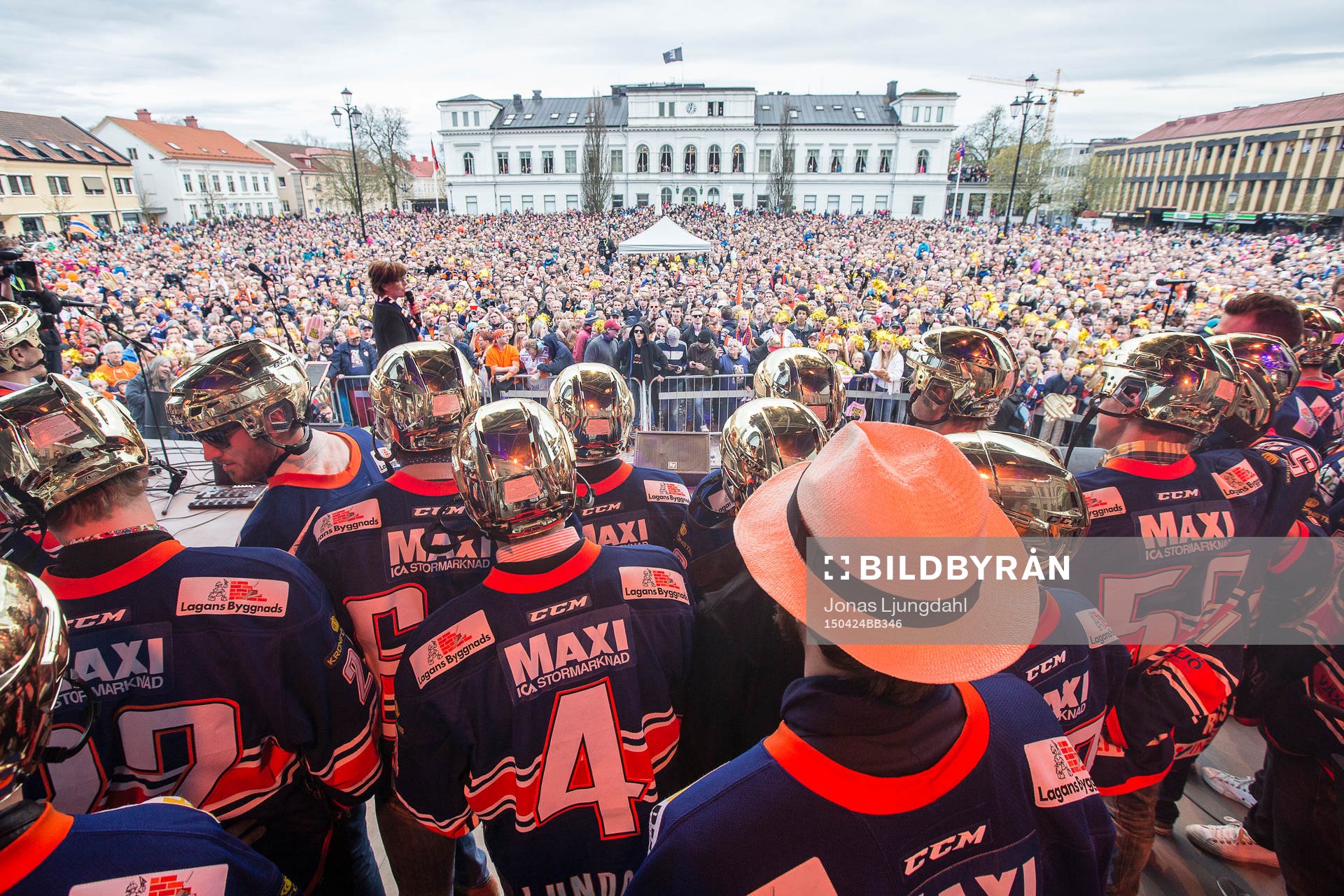 Laget tar emot publiken hyllning när Växjö firar SM-guld