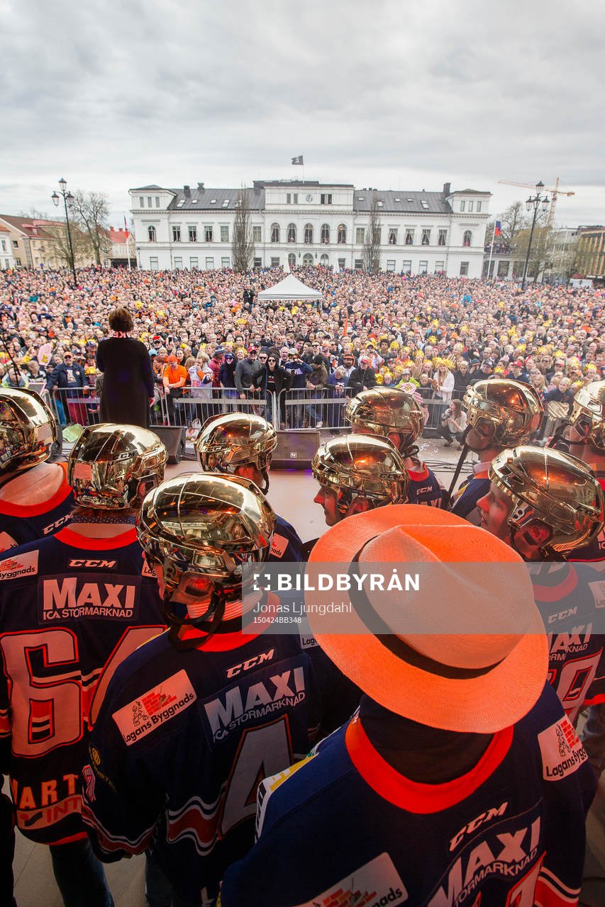 Laget tar emot publiken hyllning när Växjö firar SM-guld