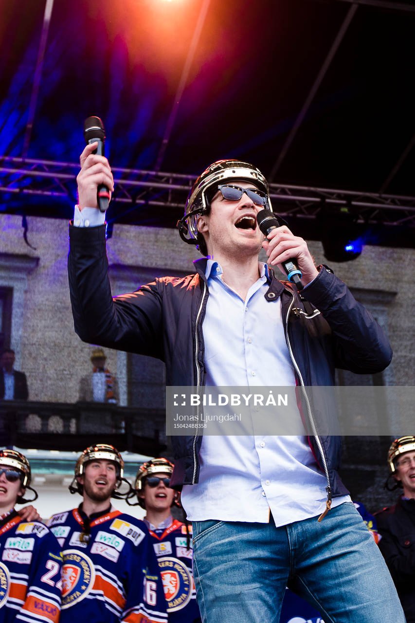 Växjös tränare Sam Hallam när Växjö firar SM-guld på