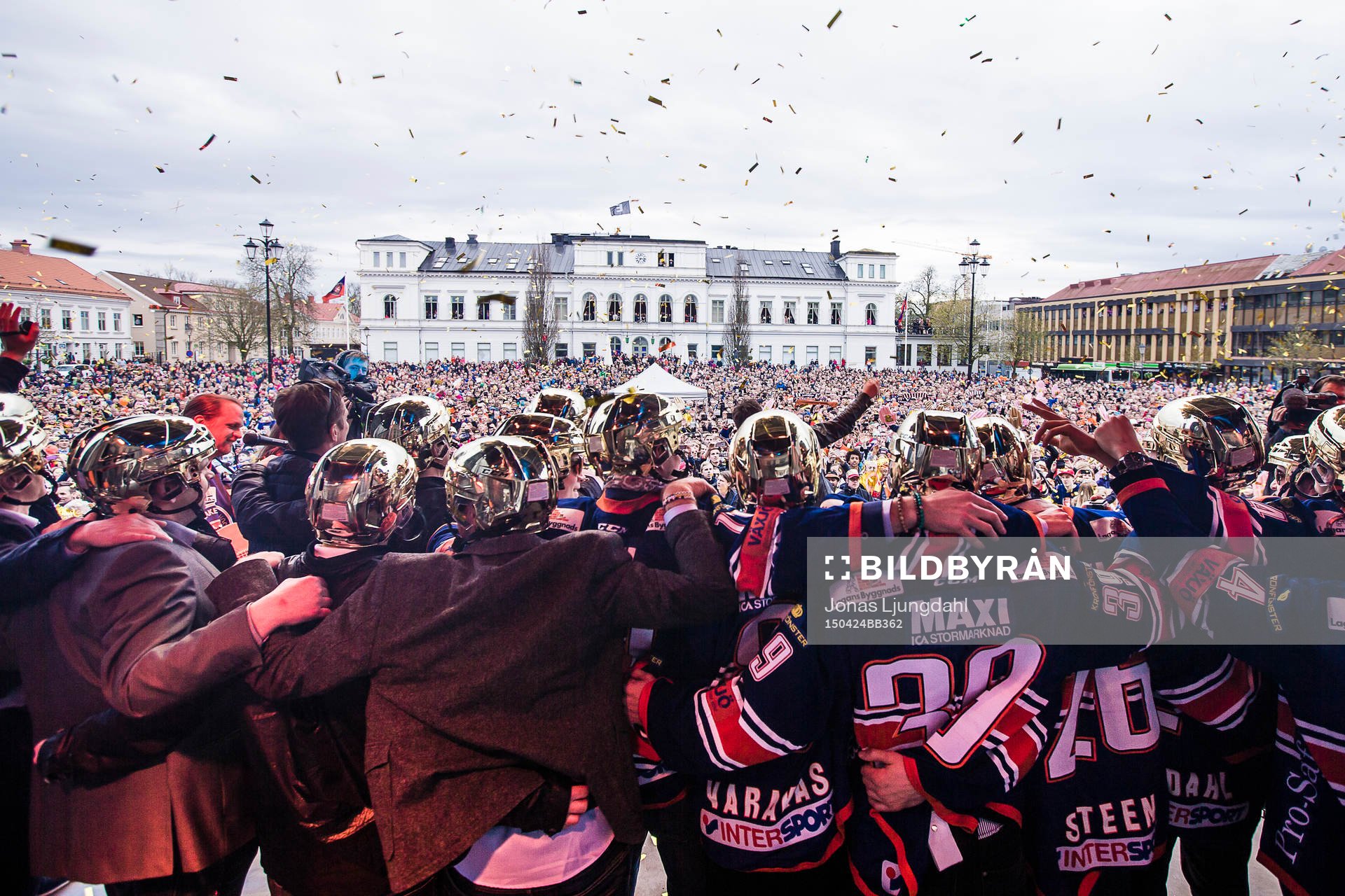 Laget tar emot publikens hyllning när Växjö firar