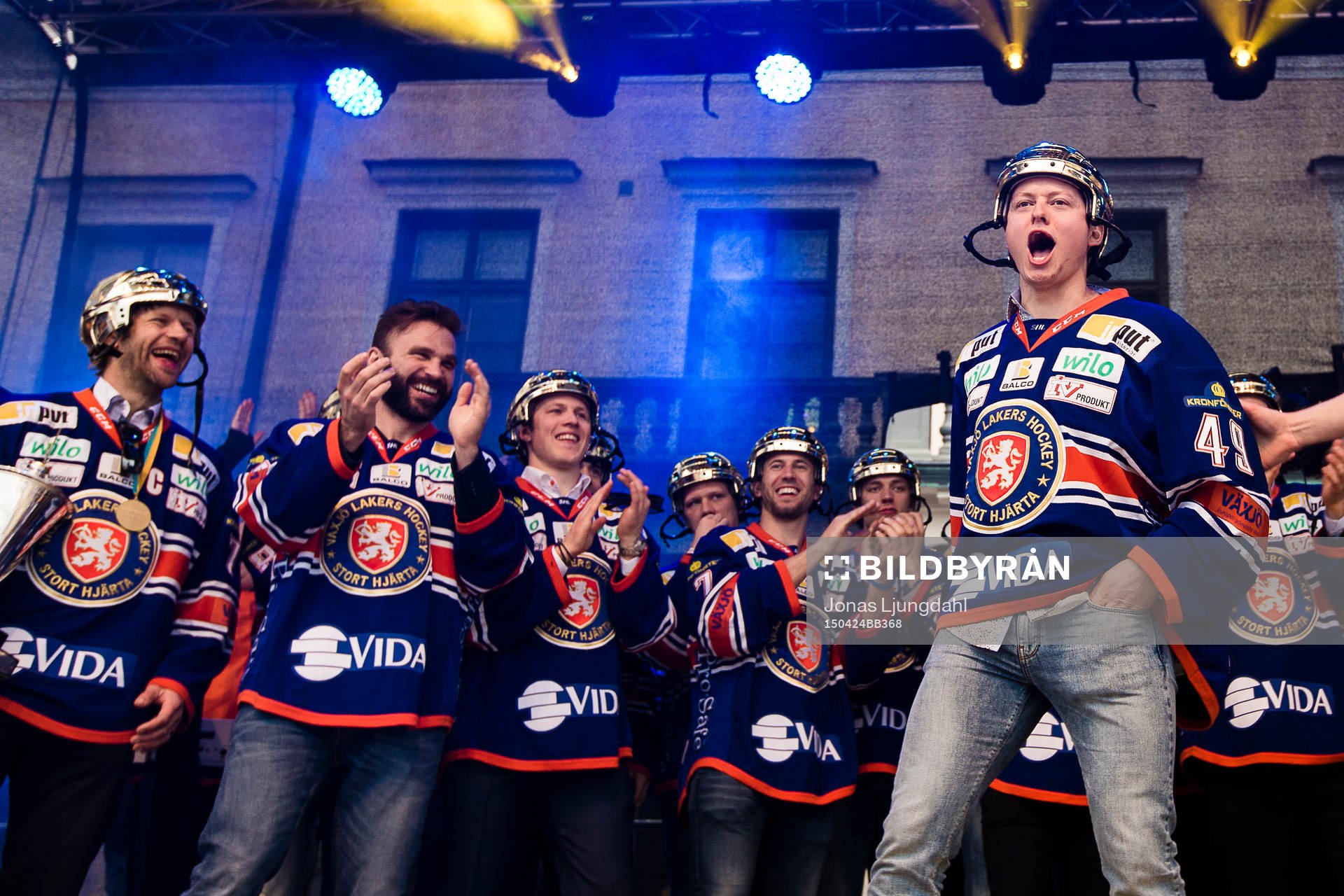 Rhett Rakhshani sjunger när Växjö firar SM-guld på