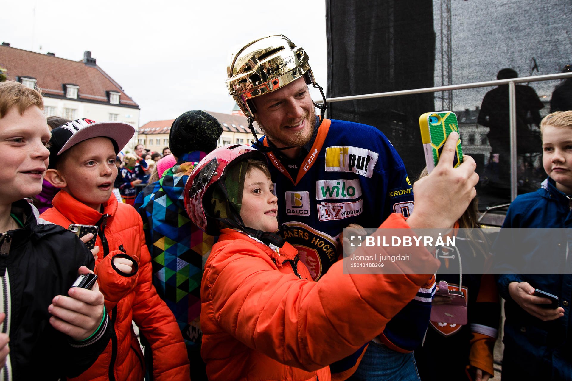 Växjös Nick Johnson tar selfies med fansen när Växjö