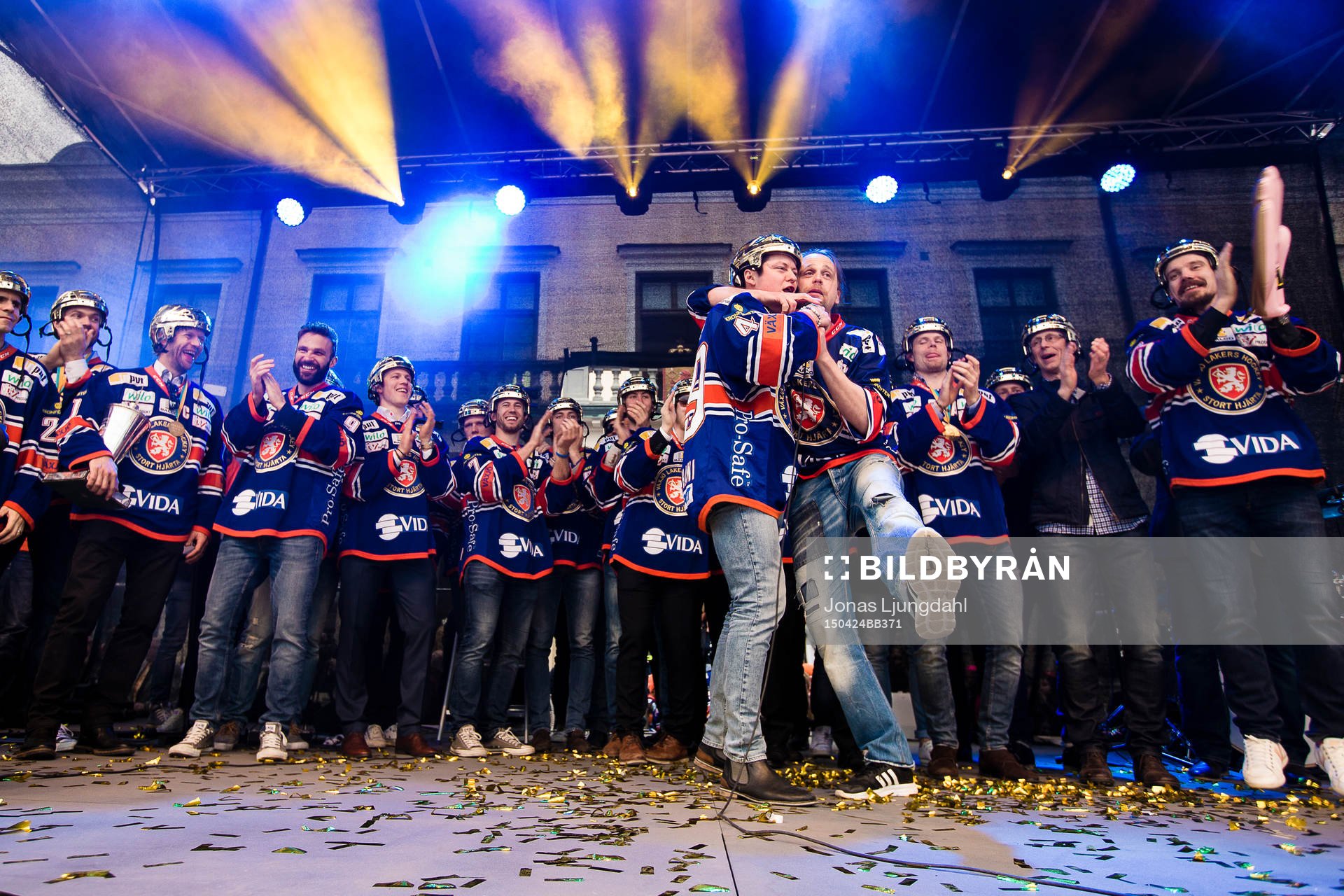 Rhett Rakhshani sjunger när Växjö firar SM-guld på