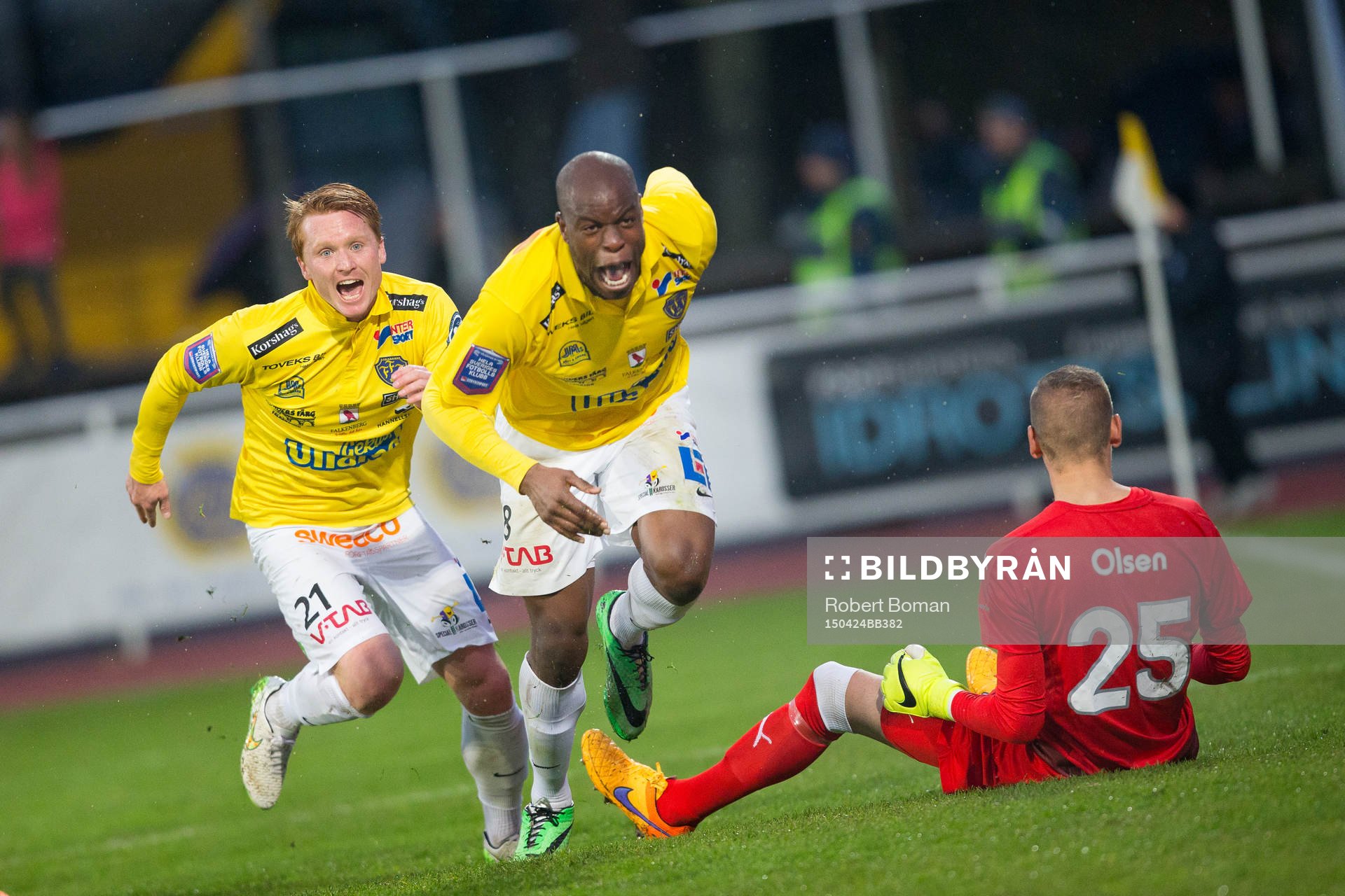 Falkenbergs Hakeem Araba och Dan Keat (i bakgrunden) jublar