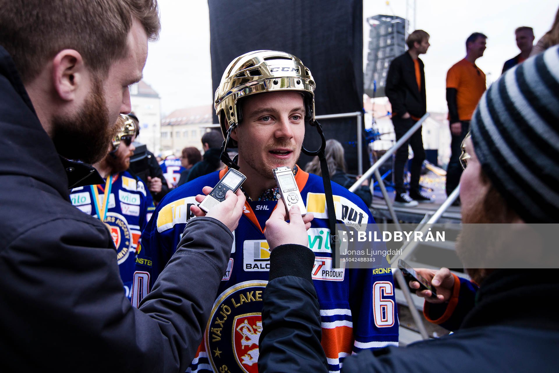 Erik Josefsson blir intervjuad när Växjö firar SM-guld