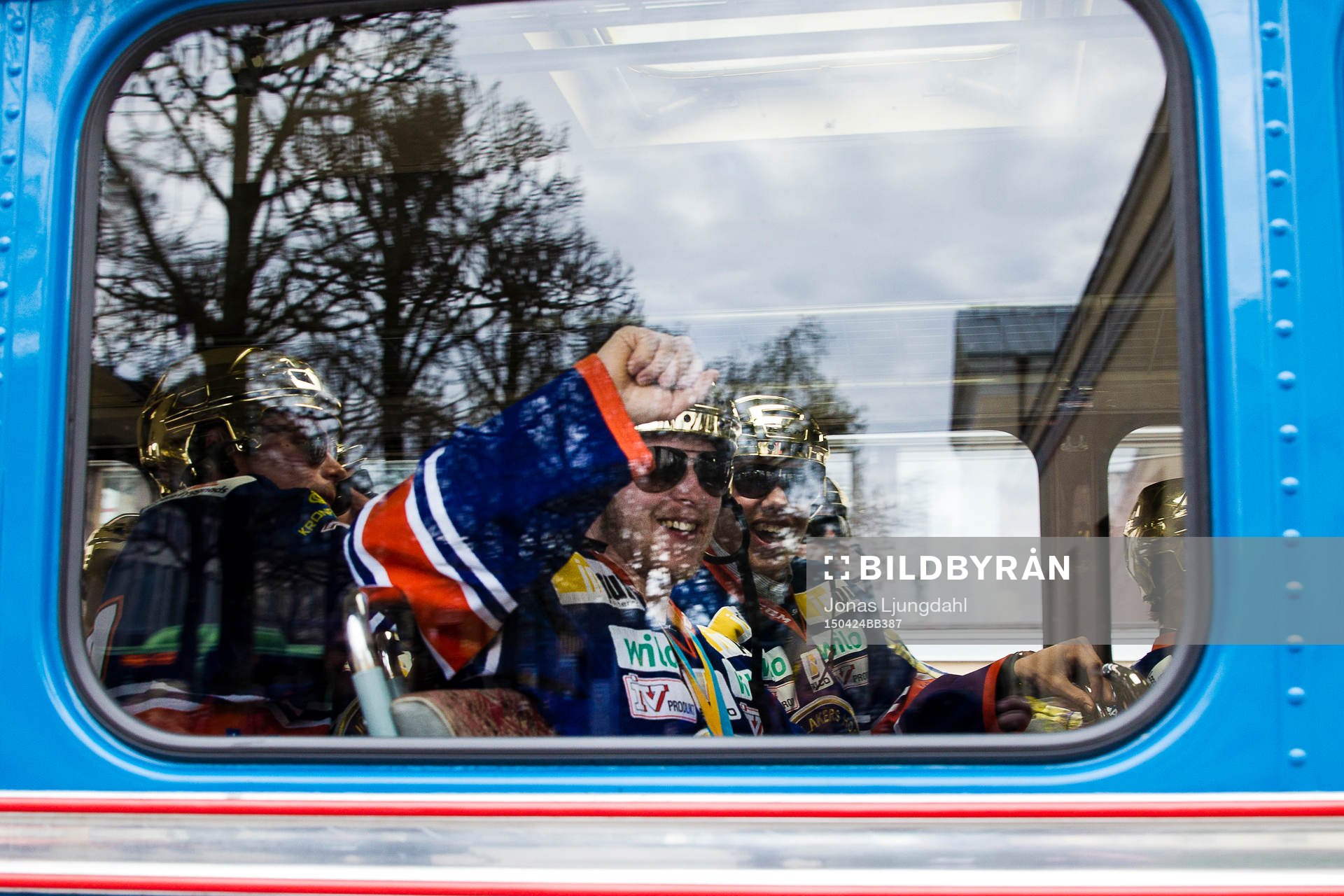 Tuomas Kiiskinen i bussen på väg till firandet när