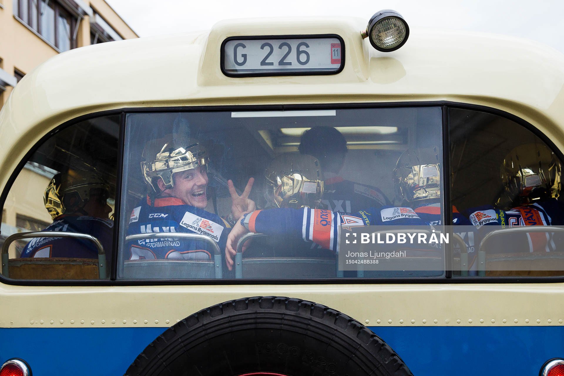 Erik Josefsson på bussen till firandet när Växjö firar