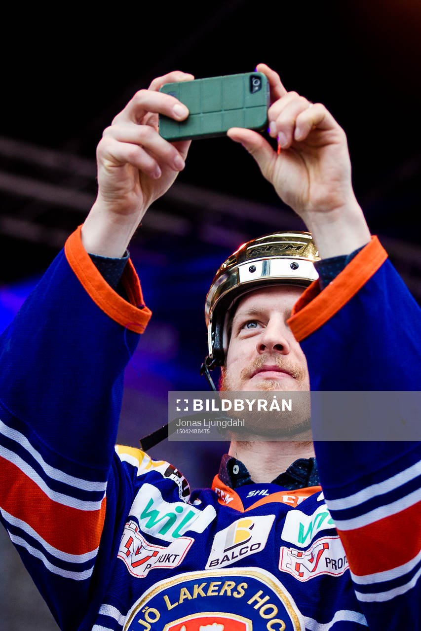Nick Johnson tar bilder från scenen när Växjö firar