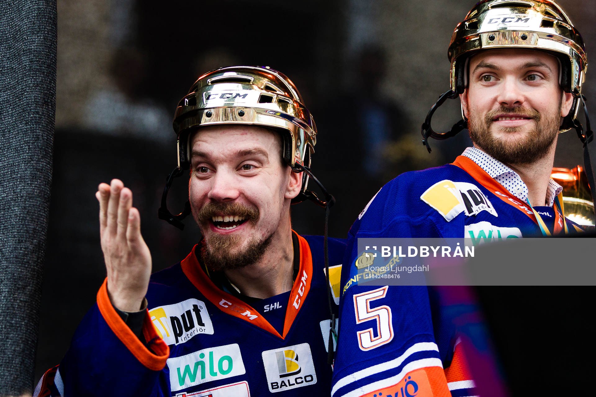 Teemu Laakso och Noah Welch på scenen när Växjö firar
