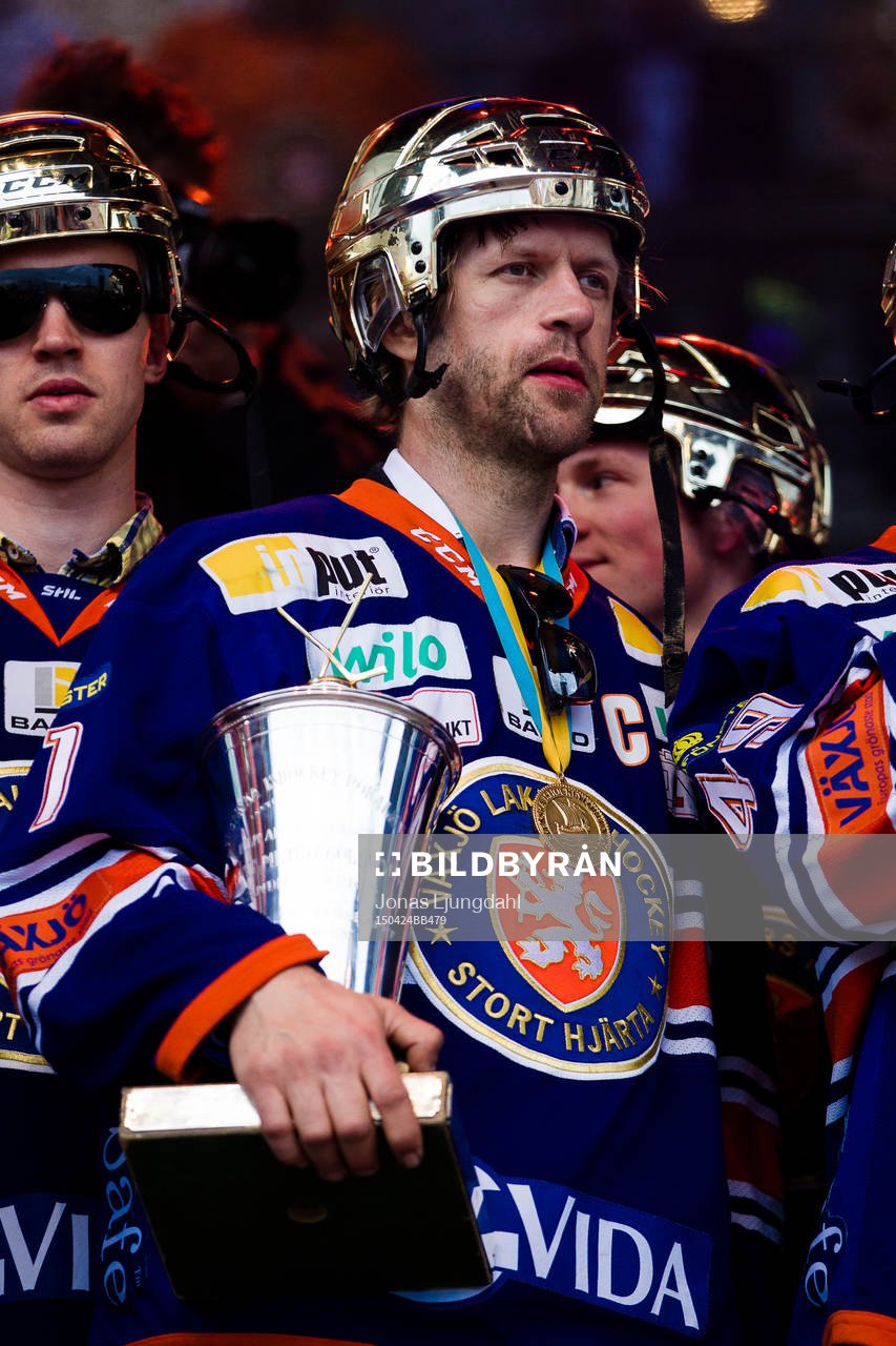 Tomi Kallio med sm-bucklan när Växjö firar SM-guld på