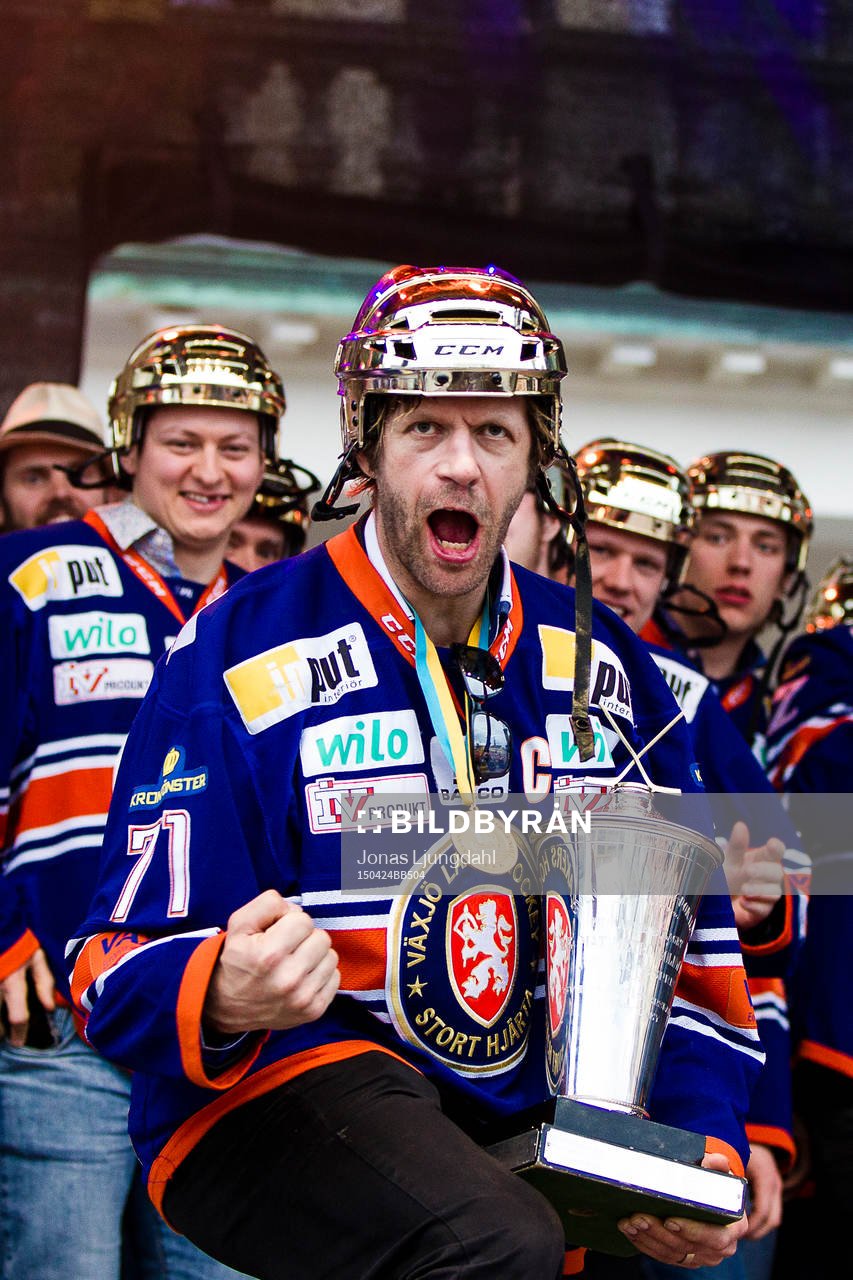 Tomi Kallio tar emot publikens hyllning när Växjö firar