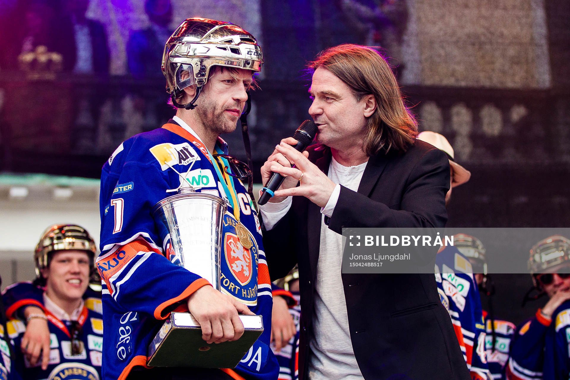 Tomi Kallio blir intervjuad påscenen när Växjö firar