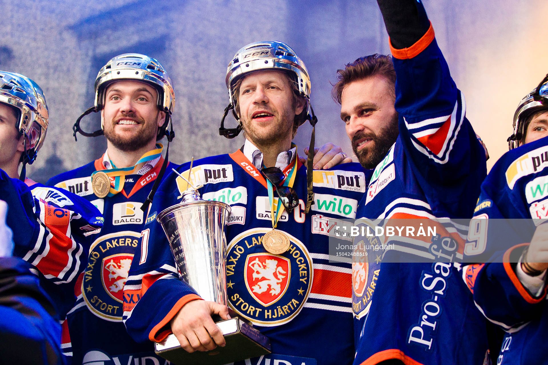 Noah Welch, Tomi Kallio och Josh Hennessy firar när