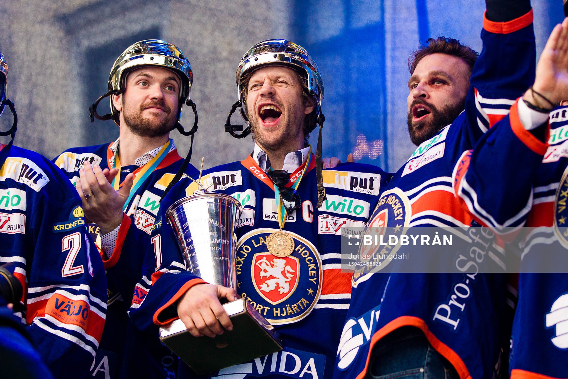 Noah Welch, Tomi Kallio och Josh Hennessy firar när