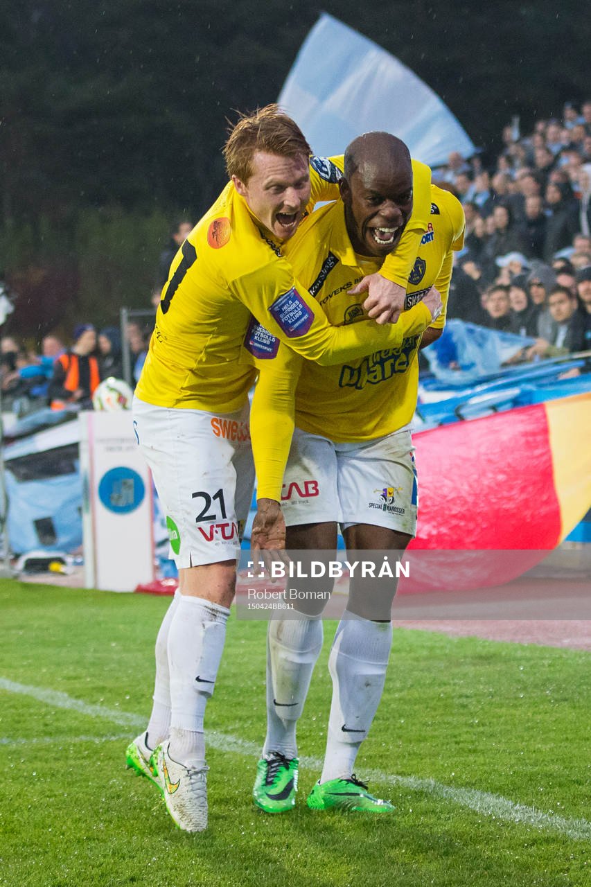 Falkenbergs Dan Keat och Hakeem Araba jublar