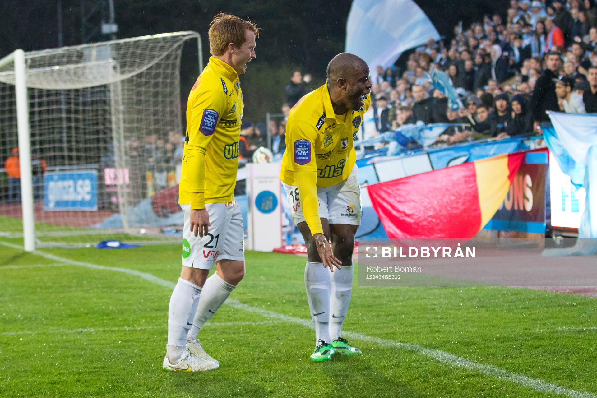 Falkenbergs Dan Keat och Hakeem Araba jublar