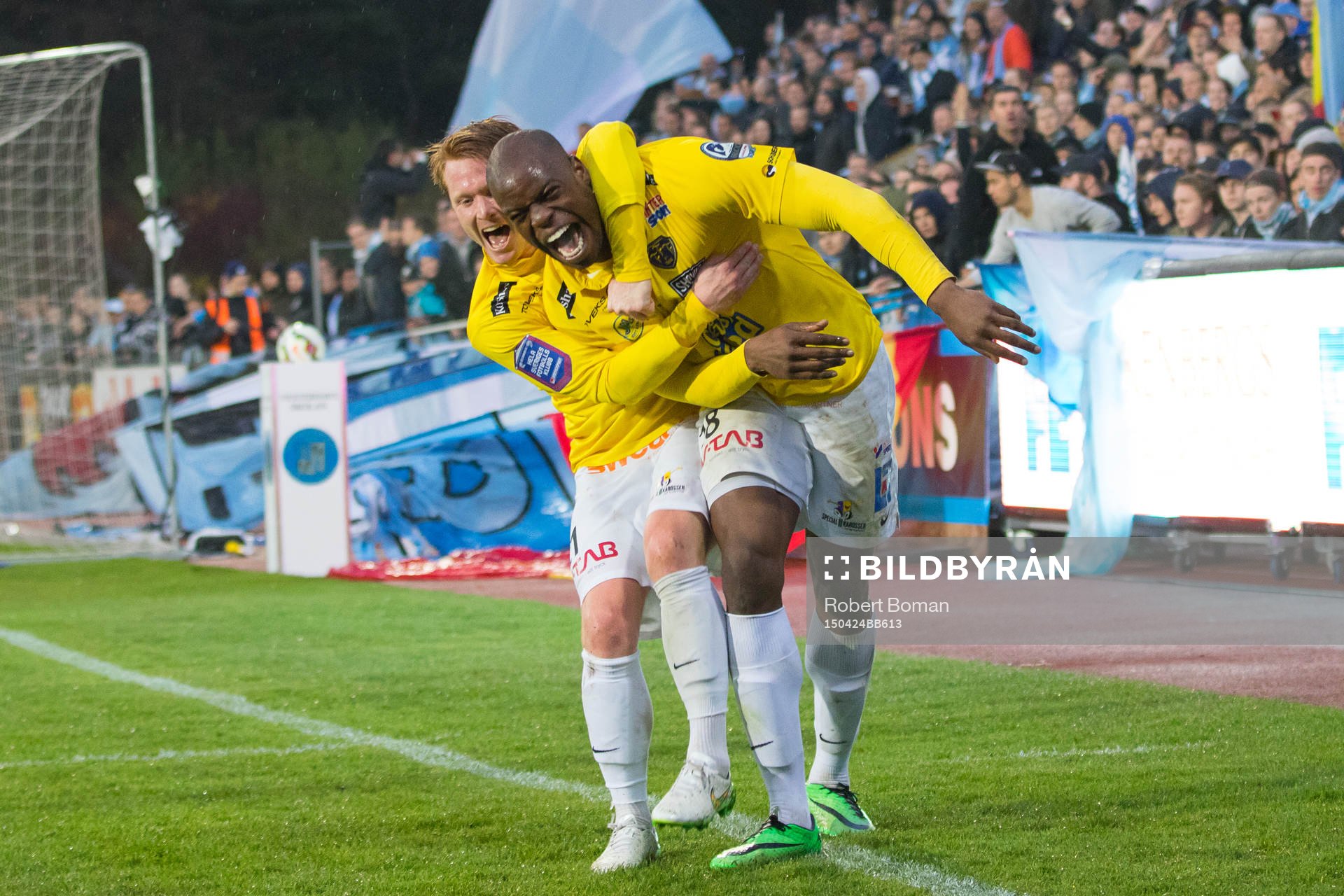 Falkenbergs Dan Keat och Hakeem Araba jublar