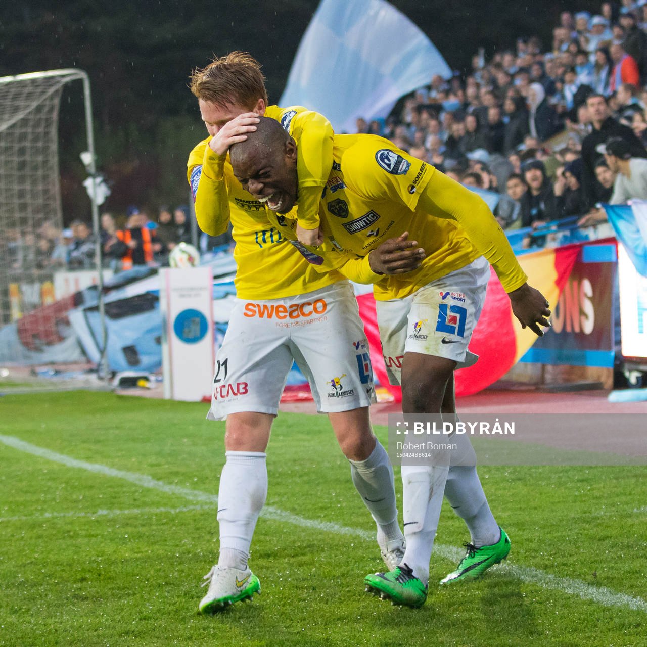 Falkenbergs Dan Keat och Hakeem Araba jublar