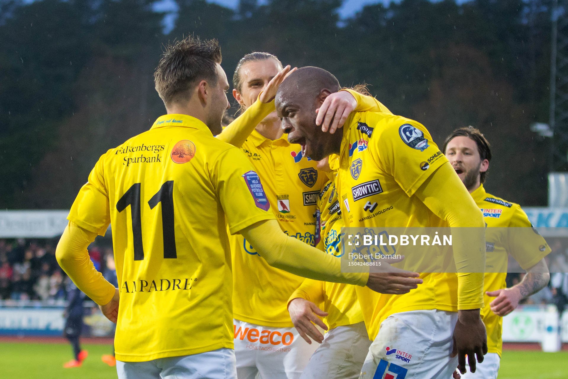 Falkenbergs Hakeem Araba jublar och blir klappad på