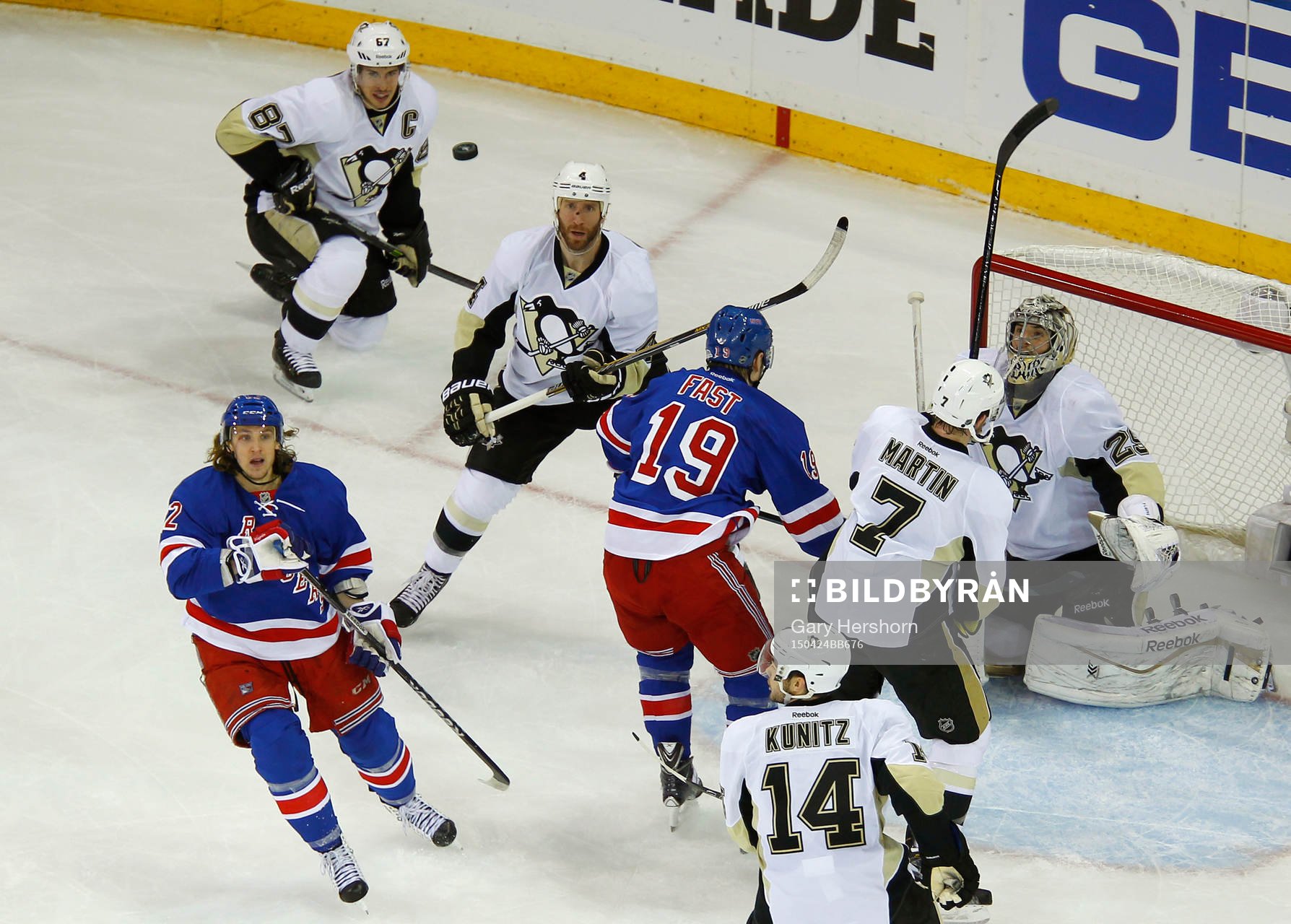 New York Rangers Carl Hagelin (L) looks up at the puck next