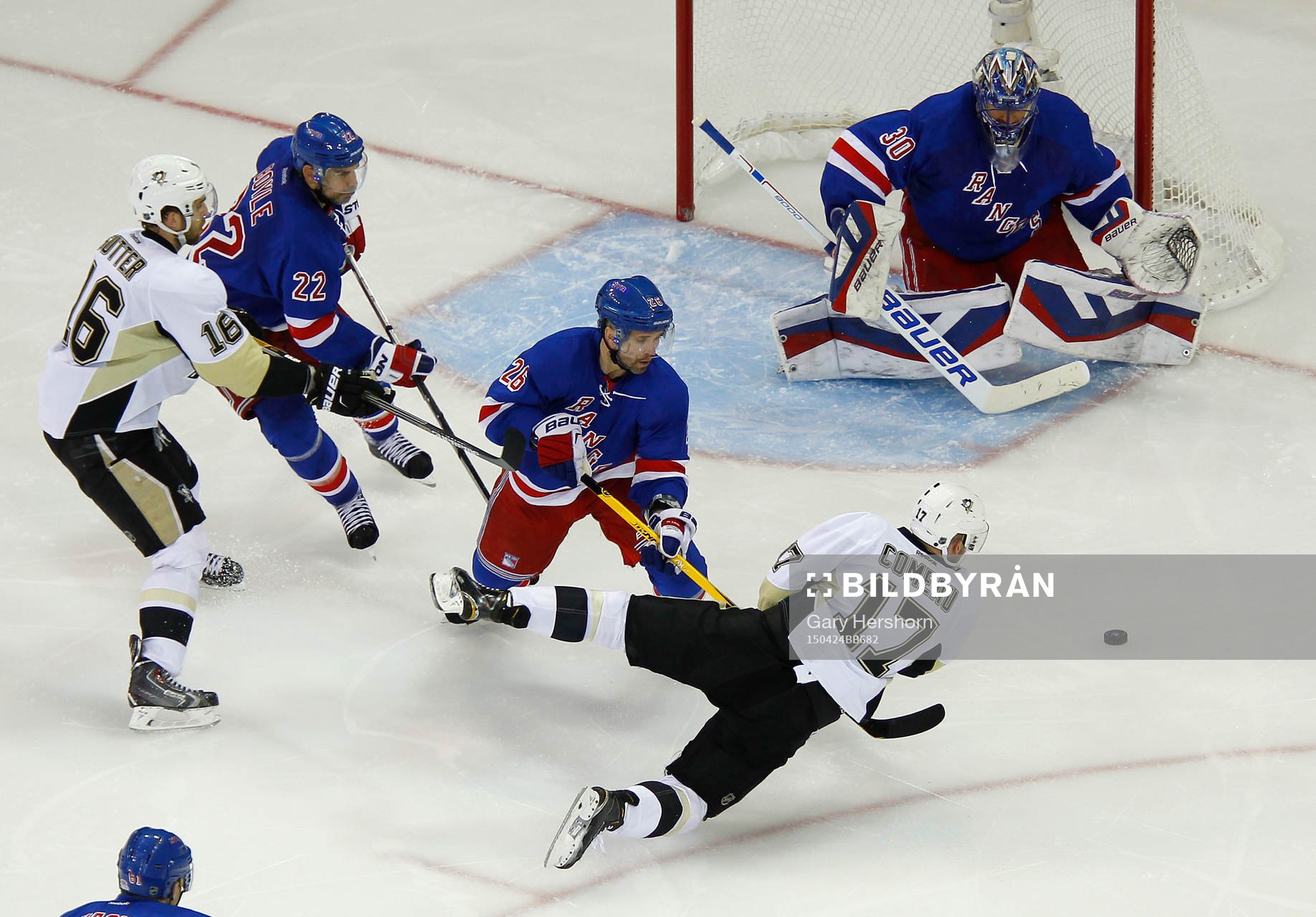 new York Rangers goalie Henrik Lundqvist makes a save