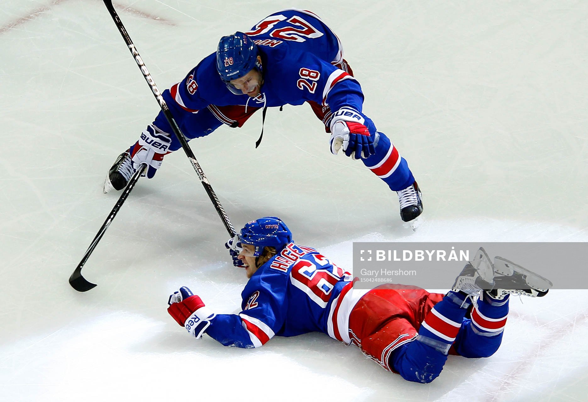 New York Rangers Carl Hagelin (62) celebrates with teammate