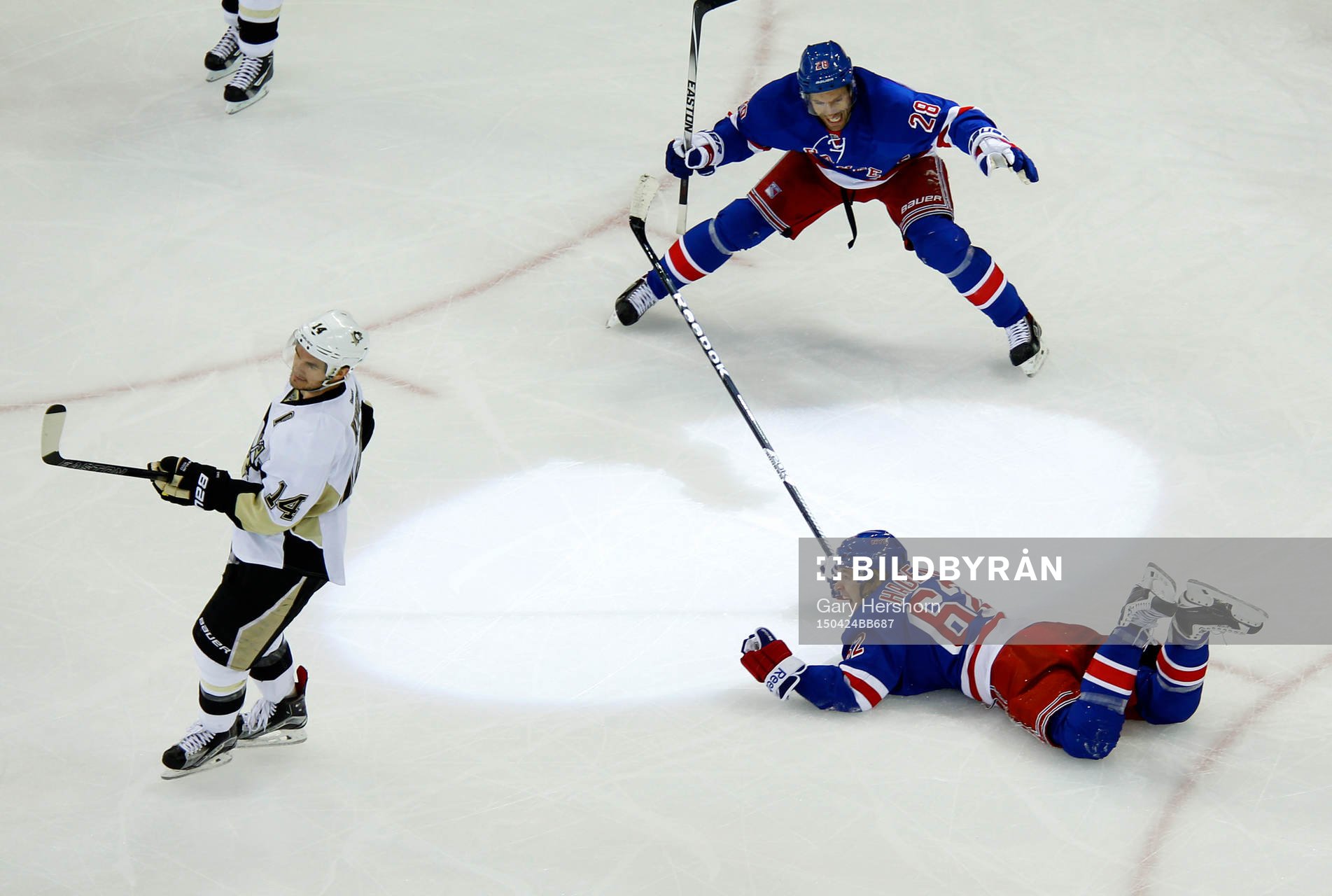 New York Rangers Carl Hagelin (62) celebrates with teammate