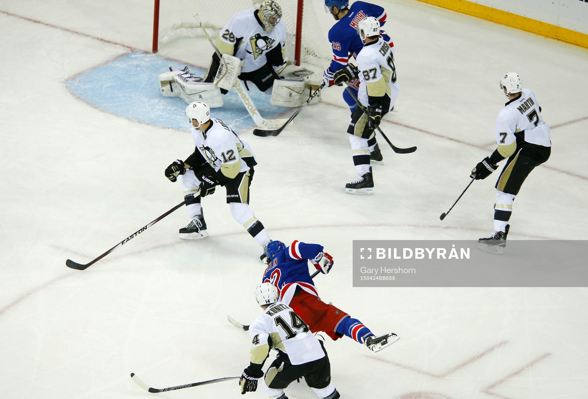 New York Rangers Carl Hagelin scores the game winning goal