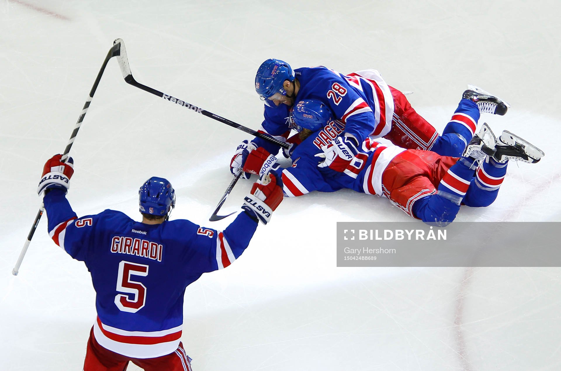 New York Rangers Carl Hagelin (62) celebrates with teammate