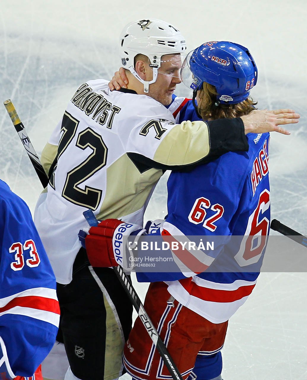New York Rangers Carl Hagelin (R) embraces Pittsburgh