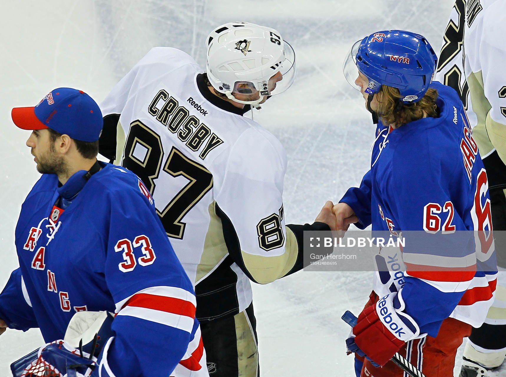 New York Rangers Carl Hagelin (R) shakes hands with