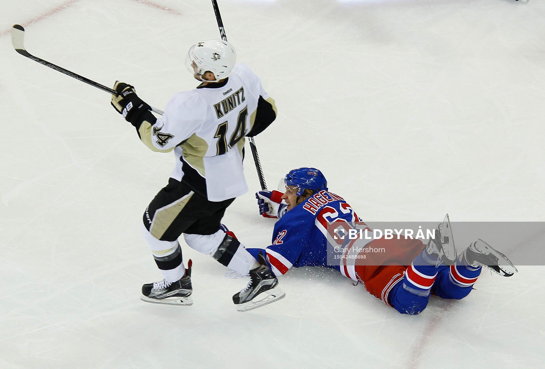 New York Rangers Carl Hagelin celebrates scoring the game