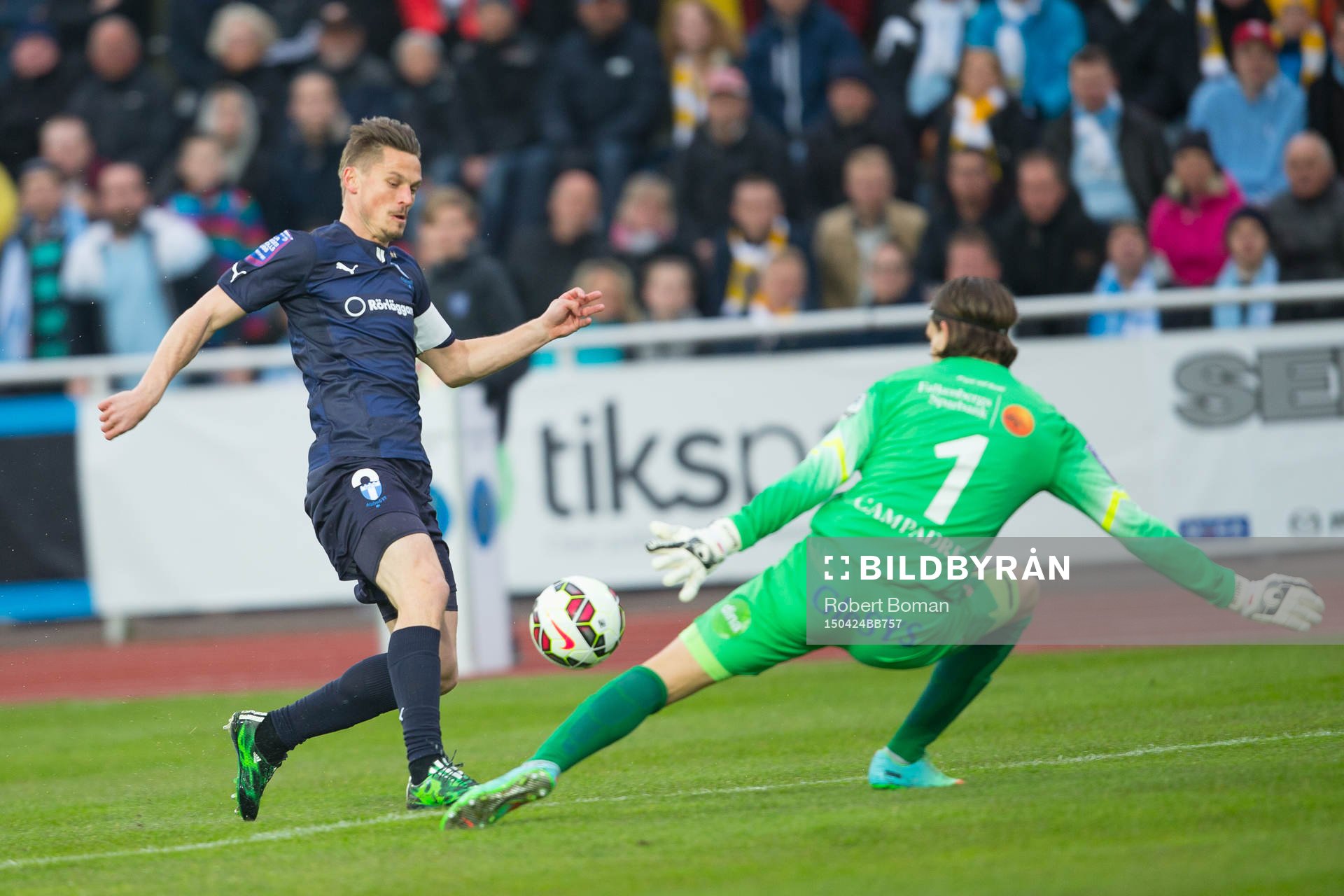 Malmös Markus Rosenberg och Falkenbergs Målvakt Otto