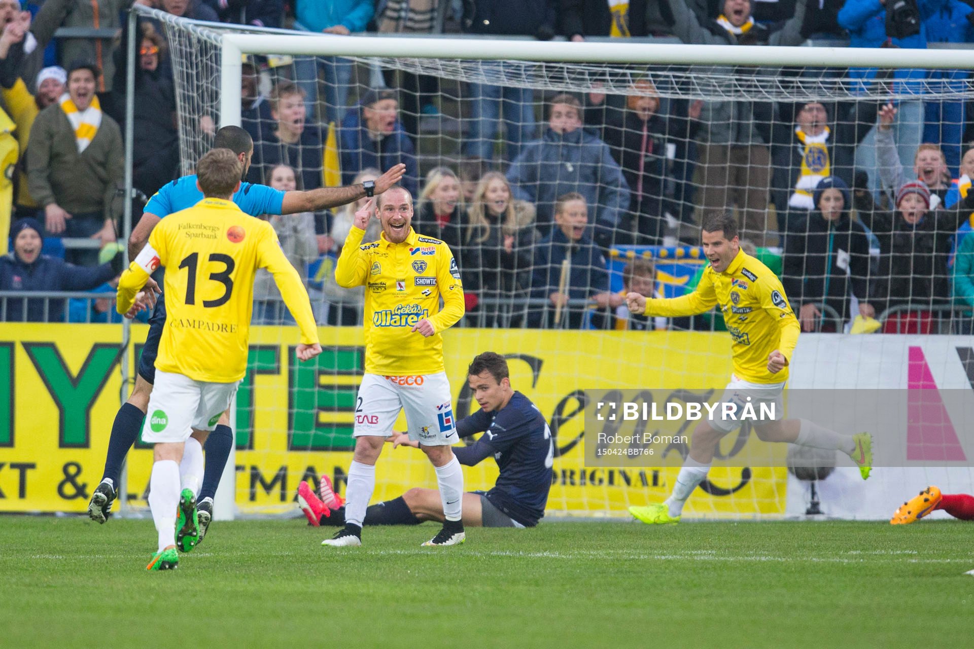 Falkenbergs spelar firar och jublar