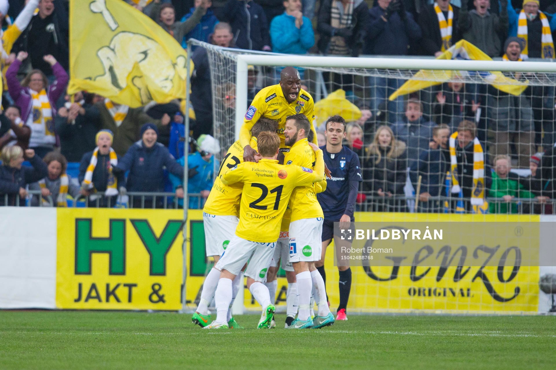 Falkenbergs spelare jublar