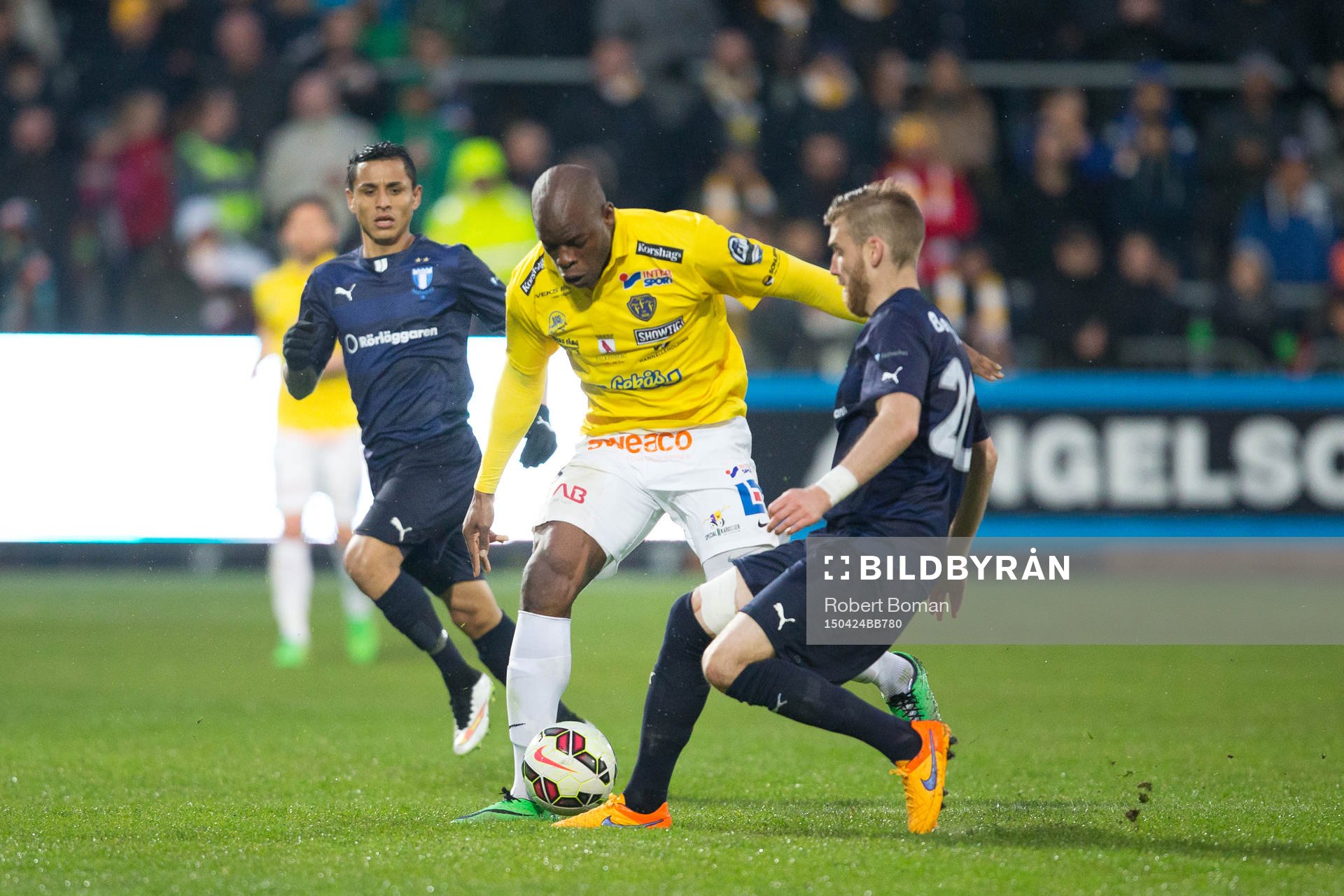 Falkenbergs Hakeem Araba i duell med Malmö FFs Tobias Sana under fotbollsmatchen i Allsvenskan mellan Falkenberg och Malmö FF den 24 April 2015 i Falkenberg.