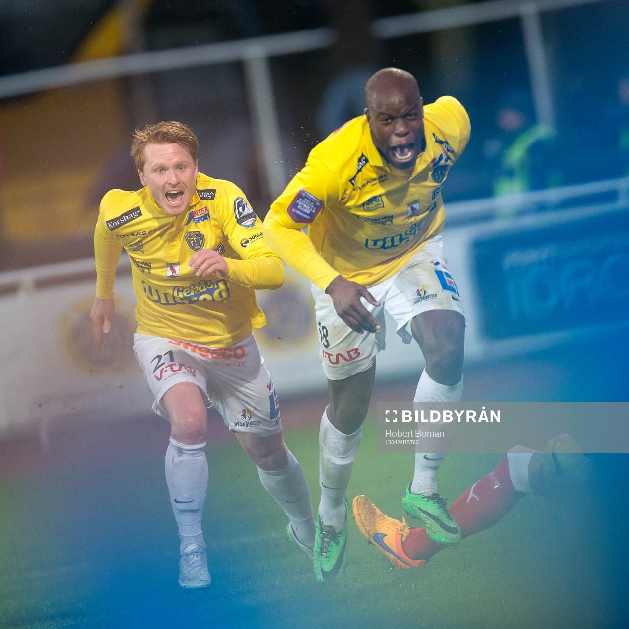 Falkenbergs Dan Keat och Hakeem Araba jublar