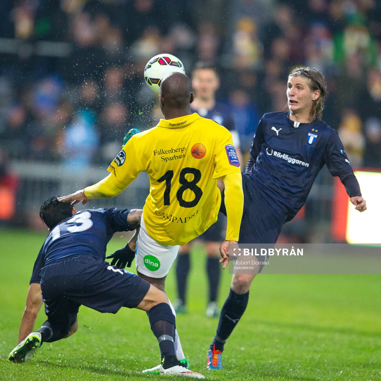 Falkenbergs Hakeem Araba i duell med två Malmö FFs spelare under fotbollsmatchen i Allsvenskan mellan Falkenberg och Malmö FF den 24 April 2015 i Falkenberg.