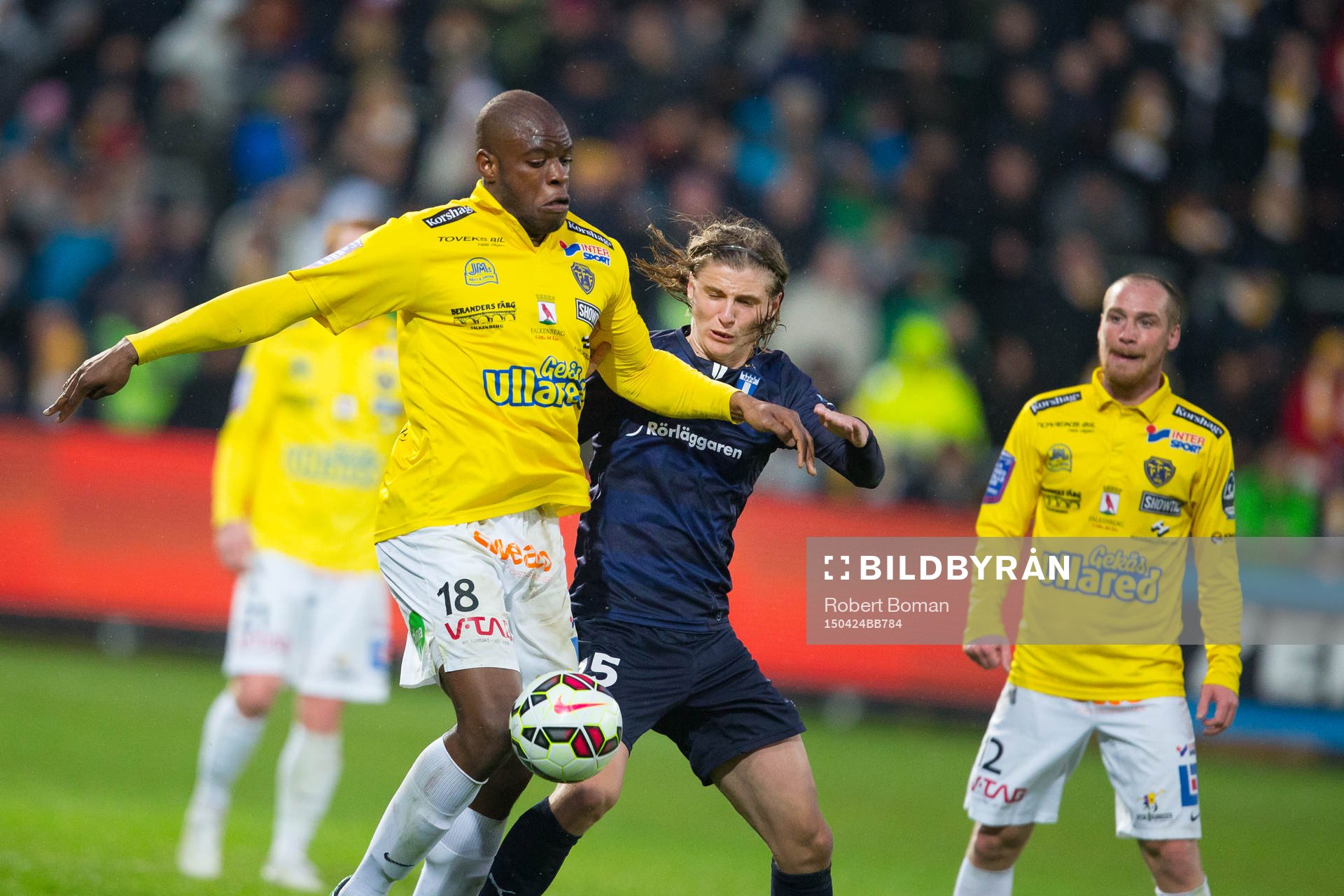 Falkenbergs Hakeem Araba och Malmö FFs Pawel Cibicki under fotbollsmatchen i Allsvenskan mellan Falkenberg och Malmö FF den 24 April 2015 i Falkenberg.