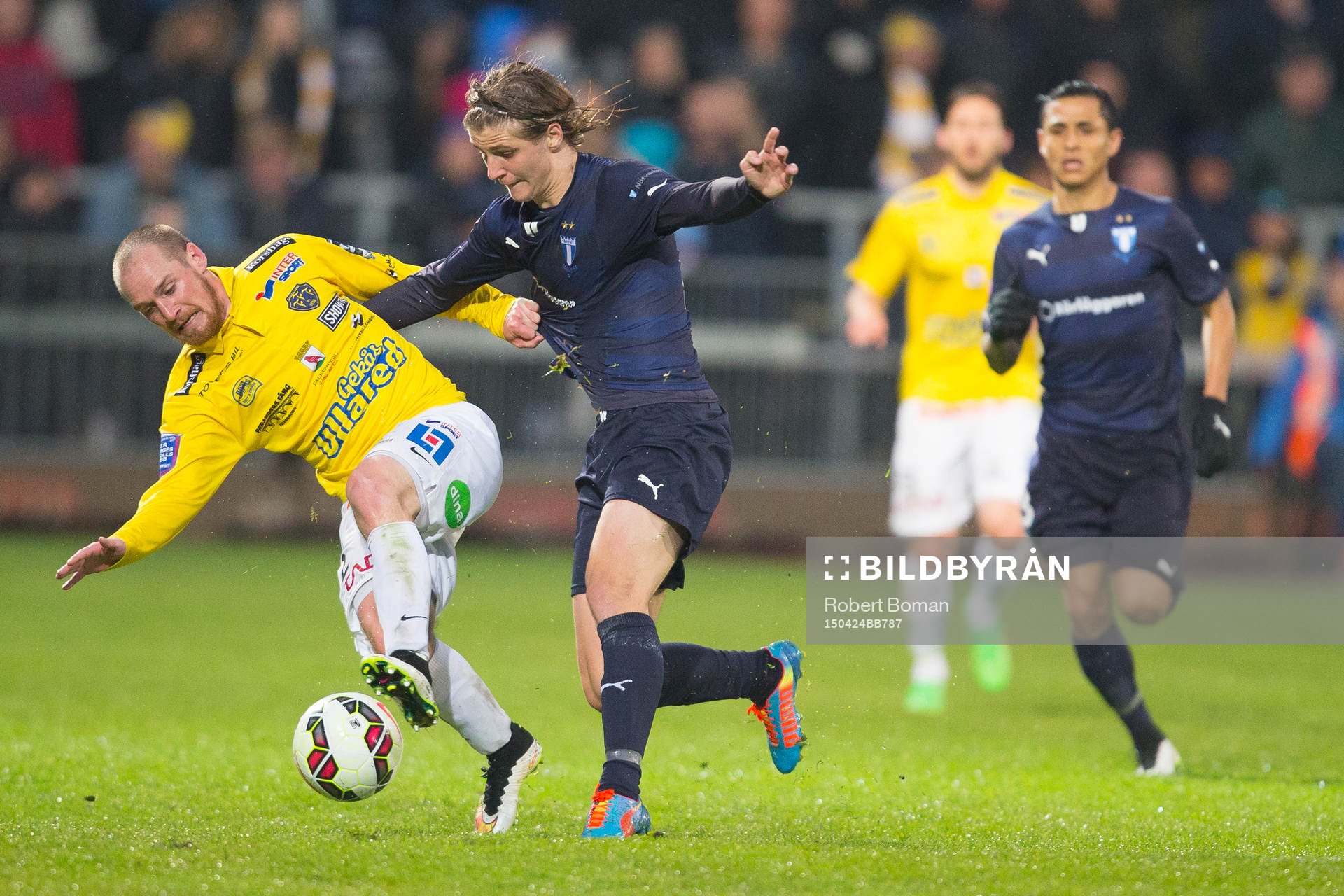 Falkenbergs Christoffer Carlsson och Malmö FFs Pawel Cibicki under fotbollsmatchen i Allsvenskan mellan Falkenberg och Malmö FF den 24 April 2015 i Falkenberg.