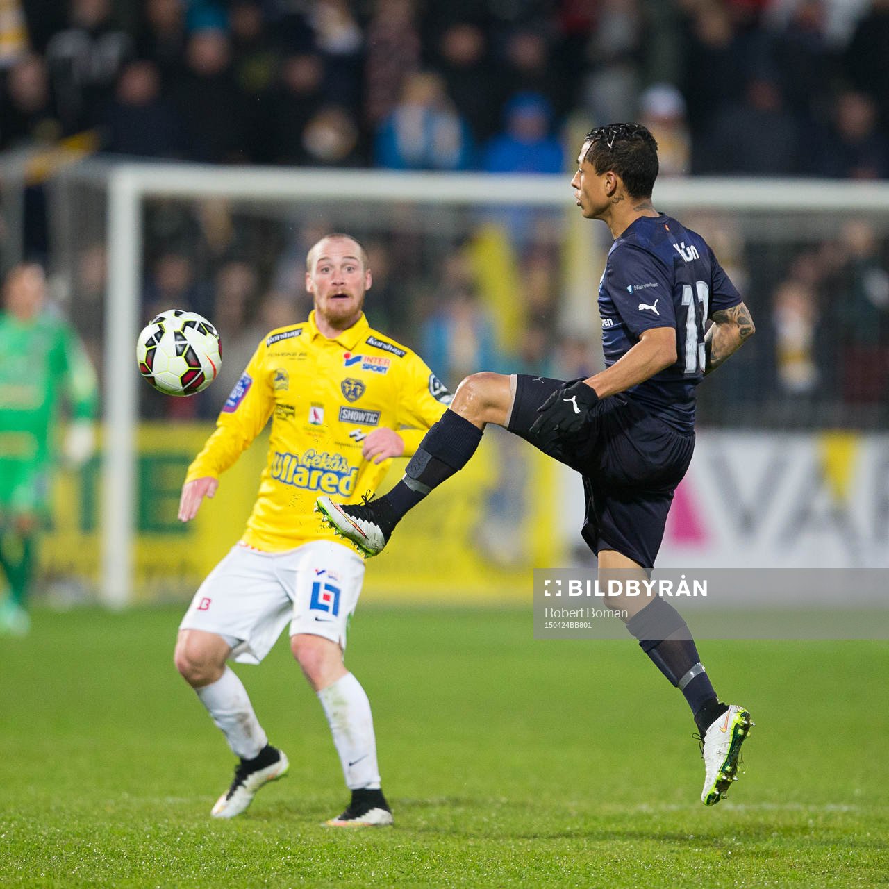 Falkenbergs Christoffer Carlsson och Malmö FFs Yoshimar