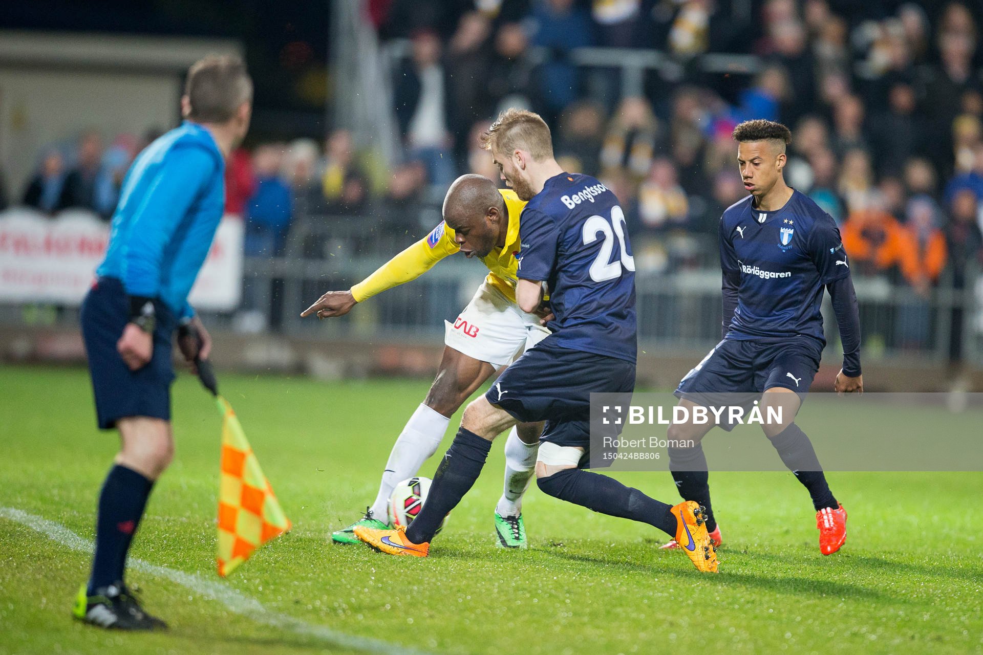 Falkenbergs Hakeem Araba och Malmö FFs Rasmus Bengtsson under fotbollsmatchen i Allsvenskan mellan Falkenberg och Malmö FF den 24 April 2015 i Falkenberg.