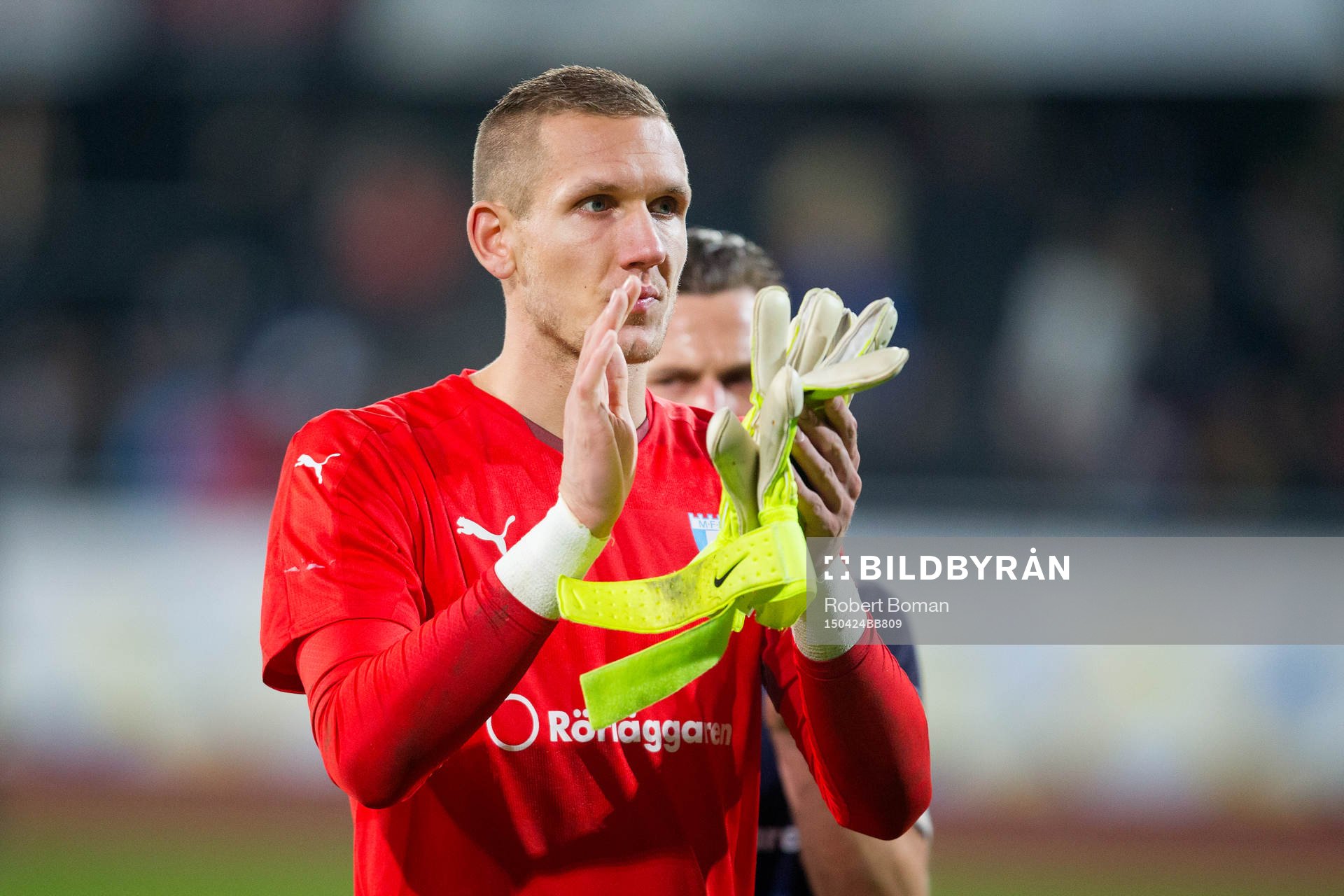 Malmö FFs Målvakt Robin Olsen deppar och tackar publiken