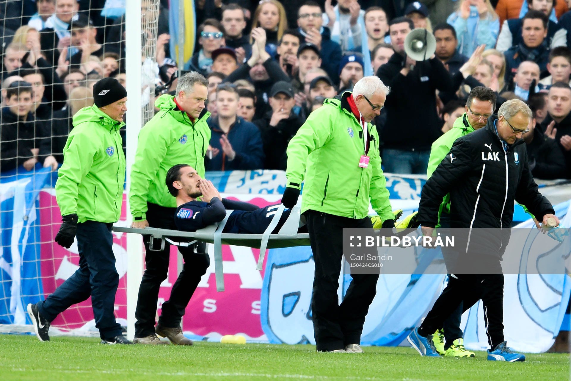 Malmö FFs Agon Mehmeti bärs ut på bår under fotbollsmatchen i Allsvenskan mellan Falkenberg och Malmö FF den 24 April 2015 i Falkenberg.